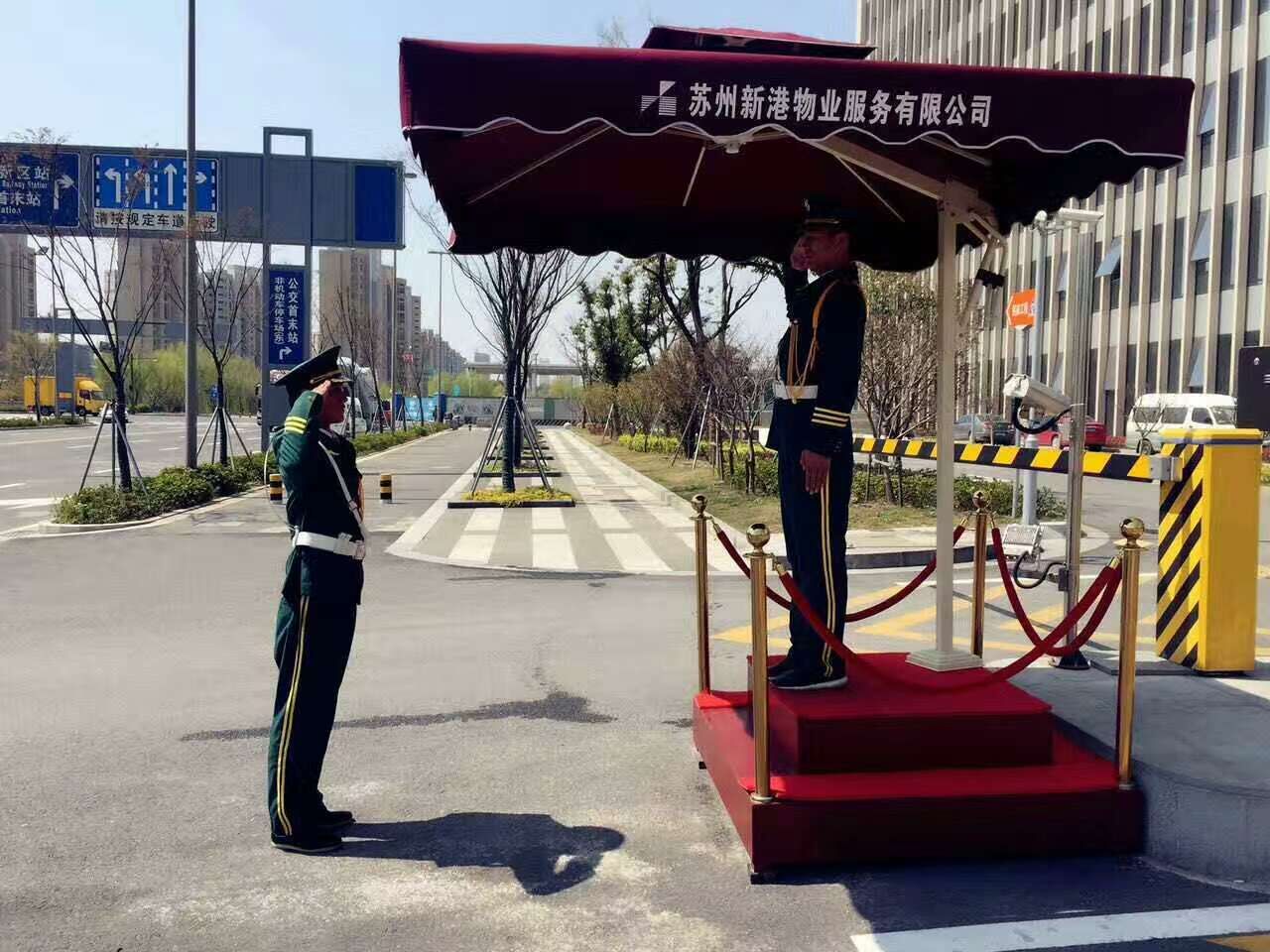 工業(yè)園區(qū)門(mén)崗執(zhí)勤中